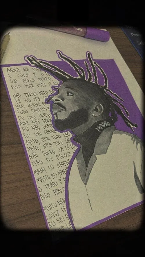 Desenho do BK’ em tons de cinza sobre um fundo roxo, com a letra da música escrita à mão ao lado, numa folha sobre a mesa com um marcador roxo