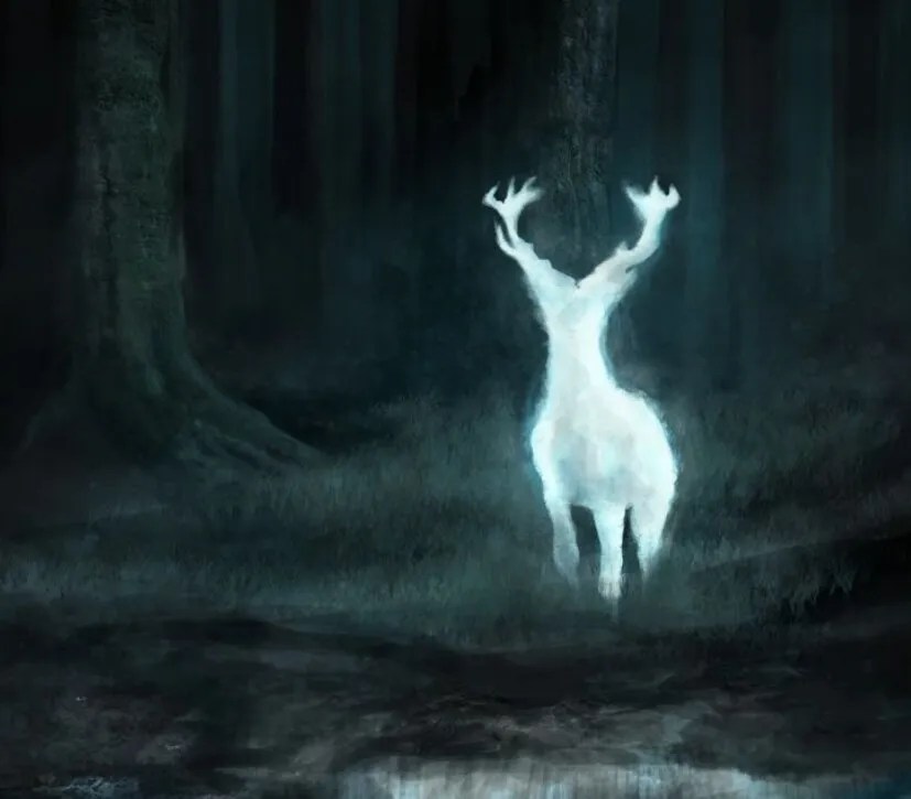 Pintura digital: um cervo branco e luminoso, de chifres erguidos, parado numa clareira de uma floresta escura em tons de verde-azulado, com névoa no chão e o reflexo da luz numa poça em primeiro plano