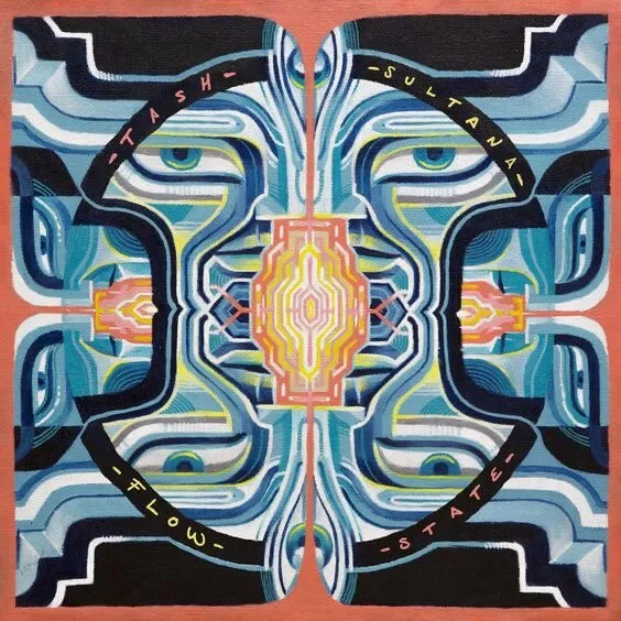 Capa do álbum Flow State, de Tash Sultana: pintura simétrica de dois rostos espelhados em tons de azul, com olhos abertos e um centro luminoso em amarelo e rosa, emoldurada em coral