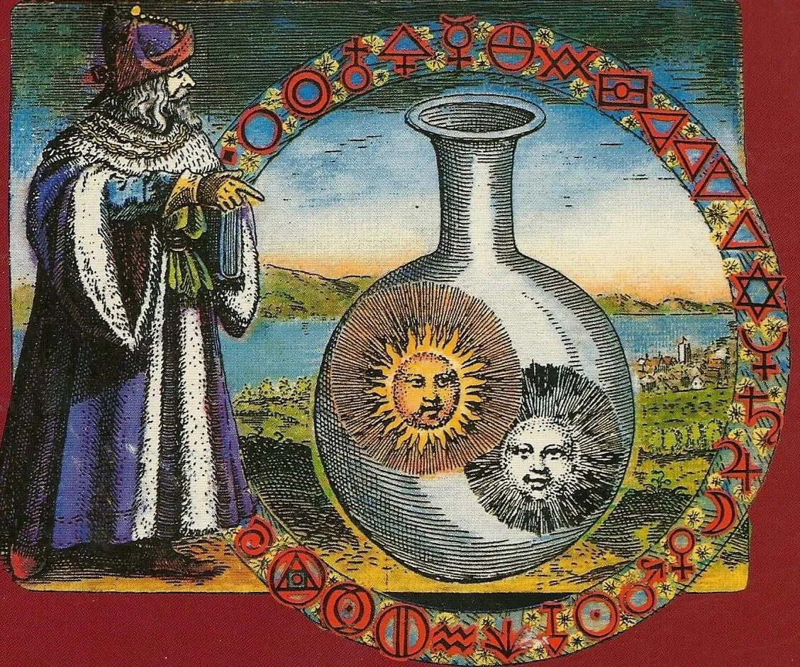 Gravura alquímica colorida: um velho de barba branca, coroa e manto roxo e branco aponta para um grande frasco de vidro onde um sol e uma lua com rostos se unem, dentro de um círculo de símbolos alquímicos vermelhos, com um lago e uma cidade ao fundo