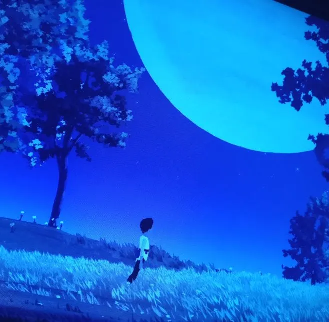 Cena de jogo em tons de azul: um personagem pequeno num campo, sob uma lua enorme