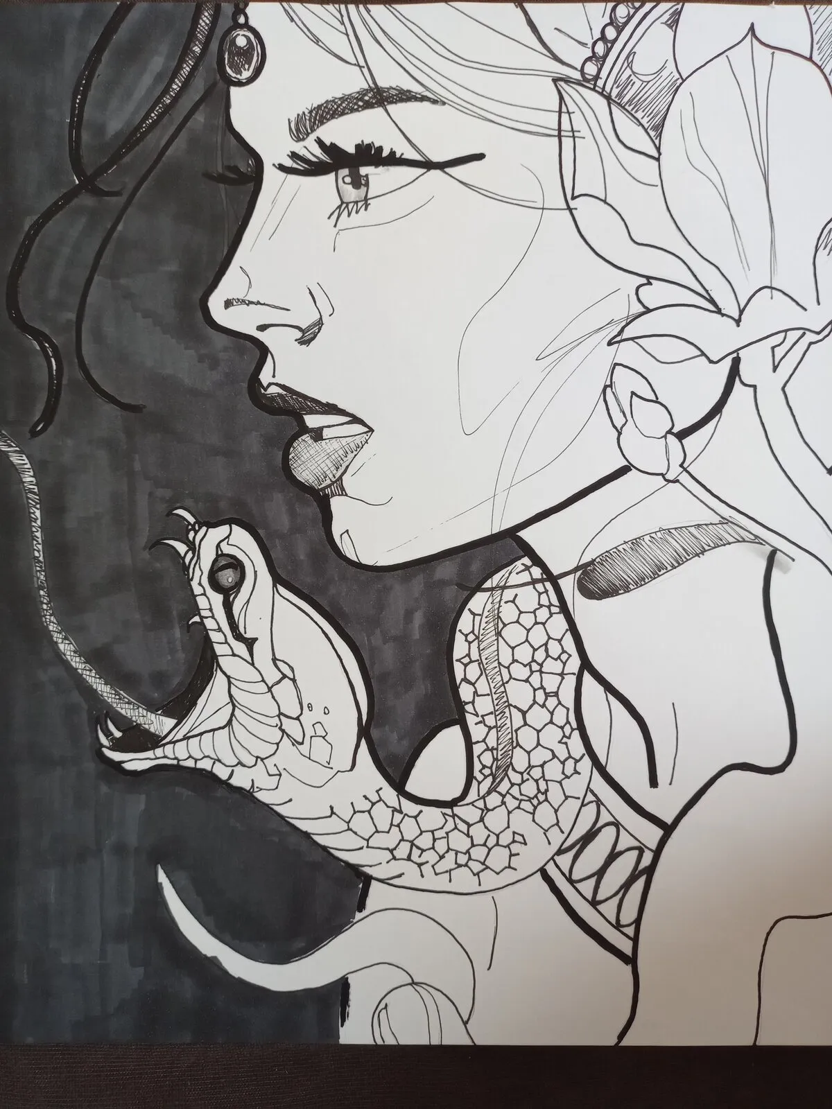 Desenho a nanquim de uma mulher de perfil, com brinco e flores no cabelo, e uma serpente de boca aberta enrolada no pescoço, sobre um fundo cinza-escuro