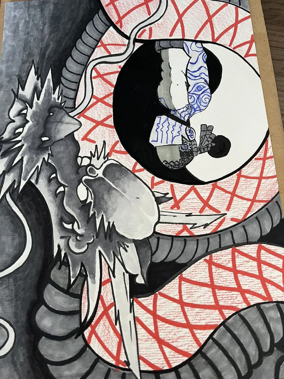 Desenho em preto, cinza e vermelho: um dragão em volta de um círculo partido entre o claro e o escuro, sobre uma trama de linhas vermelhas