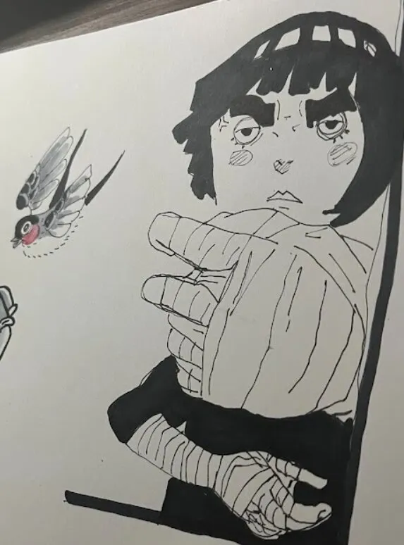 Desenho em canetinha do Rock Lee, de cabelo em tigela, sobrancelhas grossas e faixas de bandagem nos braços, de lado e olhando de frente, com uma andorinha desenhada à esquerda